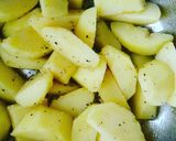 Hình bước làm 3 của món Khoai tây sốt mật ong trộn bacon