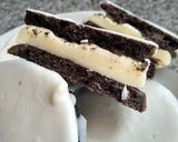 Foto del paso 3 de la receta: Alfajores Oreo caseras bañadas en chocolate