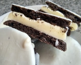 Foto del paso 3 de la receta: Alfajores Oreo caseras bañadas en chocolate