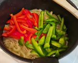 Foto del paso 3 de la receta: Filetes de ternera en salsa de pimientos verdes y rojos