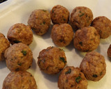 Foto del paso 2 de la receta: Albóndigas con salsa de almendra, aceitunas verdes y pasas de uva
