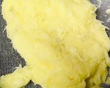A picture of step 1 of Potatoes hash browns with fried egg.
