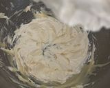 Foto del paso 2 de la receta: Glaseado para cupcakes de 2 ingredientes