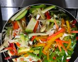 Foto del paso 2 de la receta: Carne en cubos con vegetales al wok