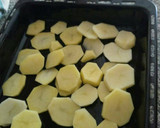 Foto del paso 2 de la receta: Muslos de pollo al horno con patatas y cebolla