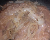Foto del paso 2 de la receta: Pizza casera de salchicha, cebolla y manzana caramelizada