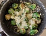 Foto del paso 3 de la receta: Colecitas de Bruselas a la parmesana