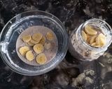 A picture of step 4 of Chocolate and banana overnight oats #noheatchallenge.