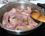 Foto del paso 2 de la receta: Costillas con verduras y vino