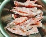 Hình bước làm 1 của món Chân gà rút xương trộn lá chanh