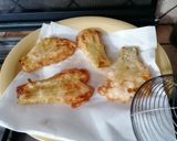 Foto del passaggio 3 della ricetta Fiori di zucca in pastella (senza uova e latte)