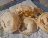 Foto del paso 11 de la receta: Empanaditas de choclo con pollo, salsa blanca y queso