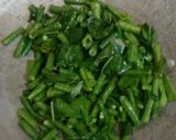 Foto langkah ke 2 dari resep Tumis daun singkong kacang panjang.