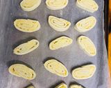 A picture of step 4 of Cheesy garlicky puff wheel.