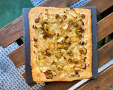 Foto del paso 5 de la receta: Pissaladiere de cebolla y aceitunas
