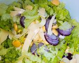 Foto del paso 1 de la receta: Ensalada de lechuga, lupines, cebolla morada y queso 😋