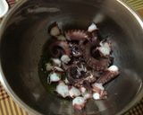 Foto del passaggio 3 della ricetta Polpo con salsa di arance al peperoncino, pompelmo rosa e datteri