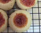 Foto del paso 4 de la receta: Pepas fáciles, económicas, rendidoras, preparadas con el dulce que tengas 👀Ojitos de mermelada 👀