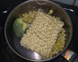 Foto langkah ke 2 dari resep Bakwan mie sayur sederhana bekal cemilan lauk anak.