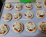 Foto langkah ke 4 dari resep Pizza Mini Ekonomis (Jual Rp. 2000-an).