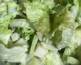 Foto del paso 2 de la receta: Ensalada de lechuga, apio, pera y kiwi