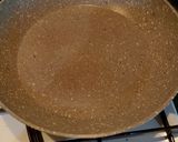 Foto del passaggio 5 della ricetta Spaghetti alle biete acciughe e sesamo tostato