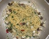 Foto del passaggio 3 della ricetta Spaghetti in padella 43 olive e baccalà