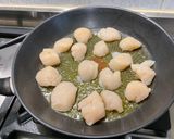 Une image de l'étape 13 de Noix de Saint Jacques à la fondue de poireaux.