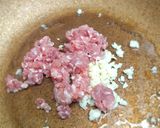 รูปขั้นตอนการทำที่ 2 ของ ผัดผักบุ้งหมูสับน้ำพริกสูตรกุยลิน