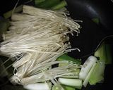 Hình bước làm 3 của món Miến đen sốt bò nấm