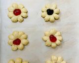 Foto langkah ke 3 dari resep Roti Manis (bentuk bunga).