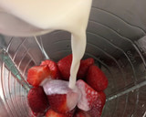 Foto del paso 3 de la receta: Tarta fría de fresas 🍓 con base de galletas 🍪 - sin horno