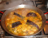 Foto del paso 10 de la receta: Paella de gambones con calamares frescos y ajos tiernos