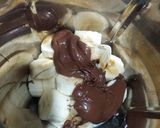 A picture of step 2 of Banana Nutella milk shake.