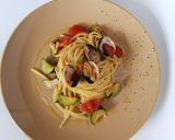 Foto del passaggio 3 della ricetta Linguine vongole di mare zucchine e pomodorini