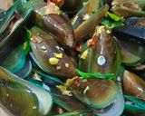 Foto langkah ke 3 dari resep Kerang Ijo Rebus Bumbu Kuning.