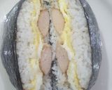 Foto langkah ke 5 dari resep Egg Sausage Onigirazu.