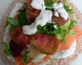 Foto del paso 5 de la receta: 🌯Fajitas de salmón ahumado🚬 con salsa de yogur🥛