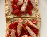 Foto del paso 4 de la receta: Tostada con lomo adobado, queso cottage, tomate, huevo cocido y cebolla frita