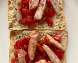 Foto del paso 4 de la receta: Tostada con lomo adobado, queso cottage, tomate, huevo cocido y cebolla frita
