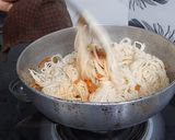 A picture of step 3 of Cheesy garlic chowmin.