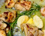 รูปขั้นตอนการทำที่ 2 ของ ไก่ย่างเนยพริกไทยดำผัดไวน์ผลไม้
