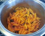 Foto del paso 5 de la receta: Penne rigate con tomate a la albahaca, parmesano y aceitunas