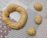 Foto del paso 1 de la receta: Reyes Magos con masa de roscón y rellenos de crema pastelera 👑