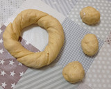 Foto del paso 1 de la receta: Reyes Magos con masa de roscón y rellenos de crema pastelera 👑