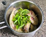 Hình bước làm 1 của món Tôm Biển Hấp Lá É Trắng