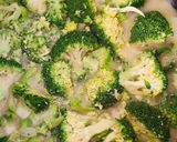 🥦 Brokkolis - spenótos főzelék reszelt sajttal 💚 recept fázis 2 fotója