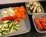 Foto del paso 2 de la receta: Pollo con berenjenas en salsa de tomates y verduras