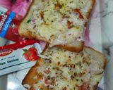 A picture of step 3 of Indo Italian bread pizza.