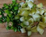 कमरख हरी मिर्च की खट्टी मीठी सब्जी(star fruit green chilli dry sabji recipe in Hindi) रेसिपी चरण 1 फोटो